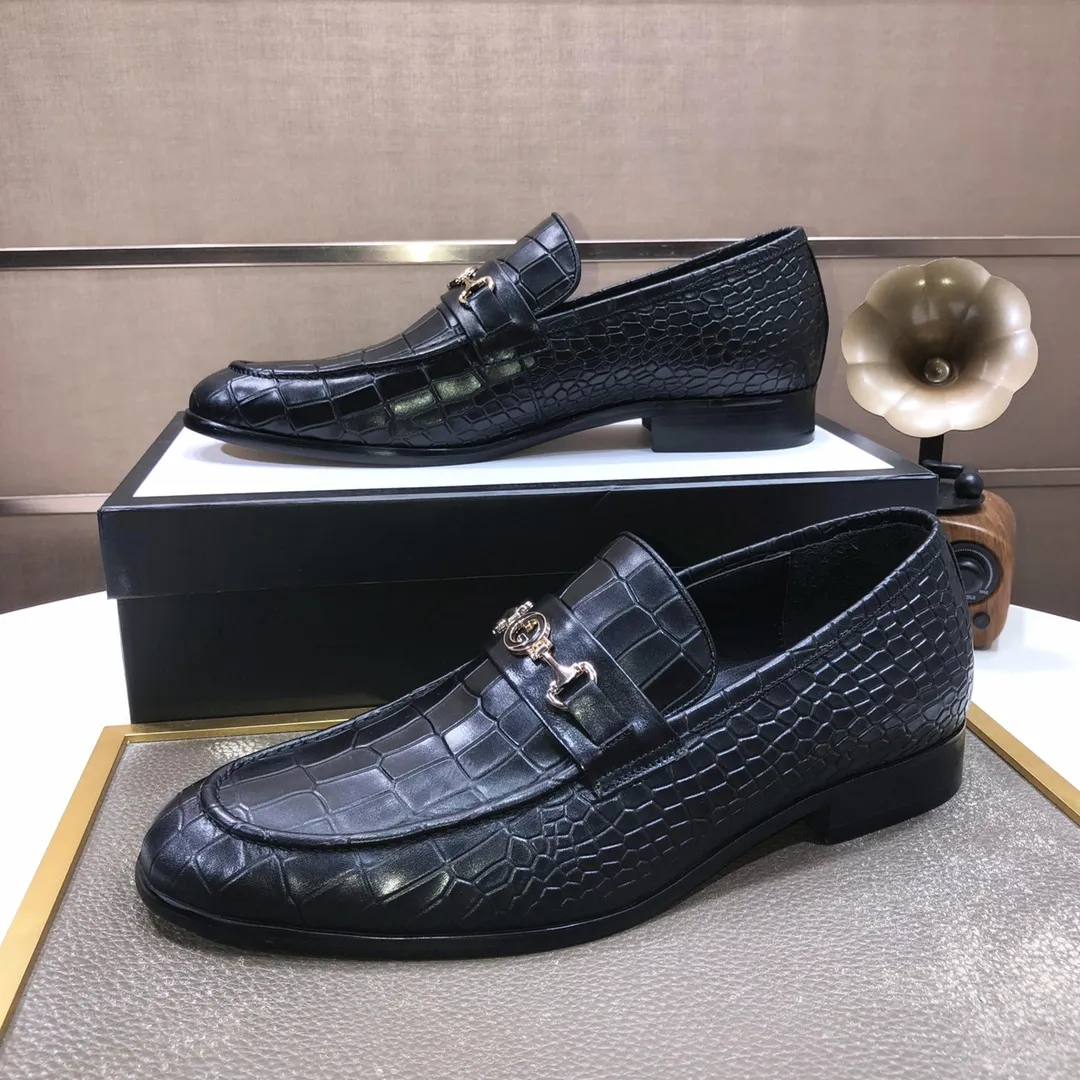 Men's shoes💰500💰Italy's top luxury men's shoe giant (GUCCI) (Gucci) (full cowhide lining) new arrival🍃Original European style🔰 Pleasant to the eye😍In order to make the shoes more durable and non-deformable🌀The production continues to follow traditional methods but there is still no lack of innovation💪Choose original sheepskin for the leather♻️ Smooth and natural And extra bright ⭐Made of imported cowhide, the first choice of rich people 38-45 (45 customized)